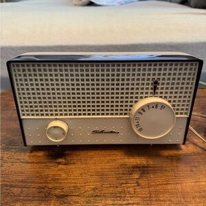 Vintage 1961 Silvertone Radio Model 2001